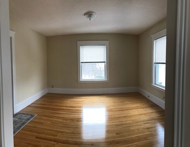 livingroom - 597 S Main St Unit 1st Floor