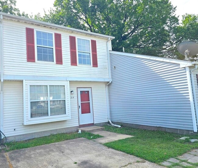 Building Photo - 3-Bedroom Townhome with Fenced in Yard!