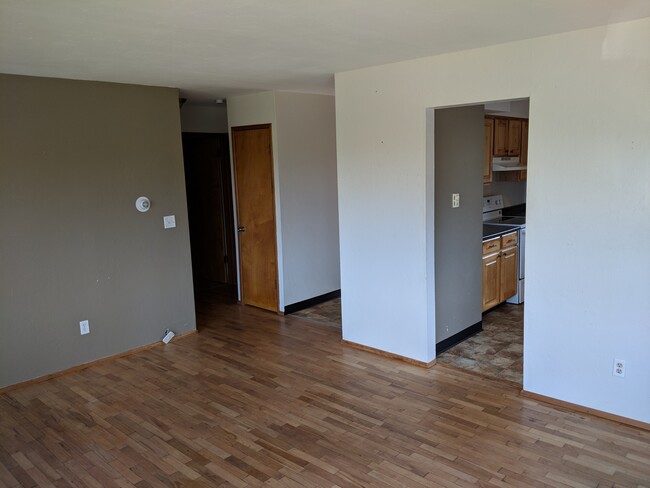 Vista opuesta de la sala de estar - 1800 Lakeway Dr