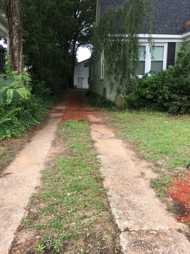 Photo - 4 Bedrooms and 3 Full Baths House plus garage apartment