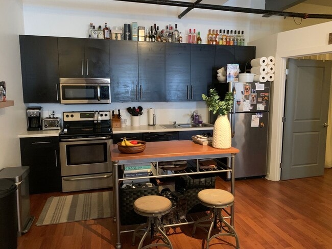 Building Photo - Bright Two Bedroom Unit 1A