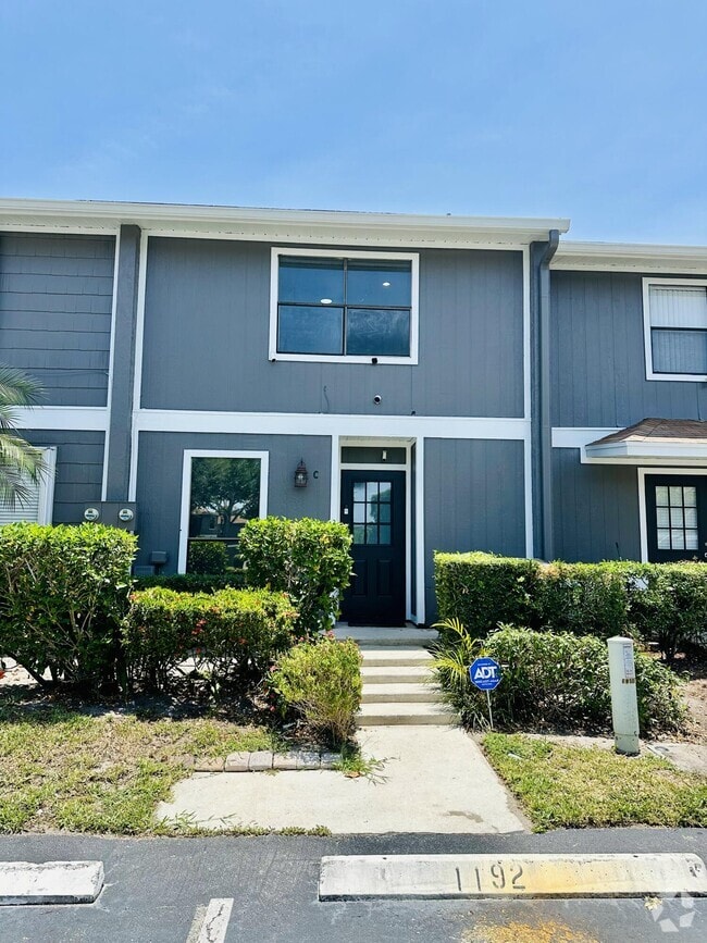 Building Photo - 850 Hill Dr Rental