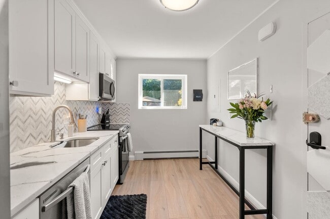 Renovated - Parking - Laundry - Pool - Renovated - Parking - Laundry - Pool Unit 6