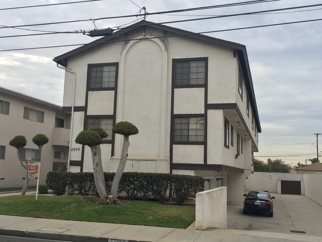 Front of building - 17055 Dalton Ave Unit 5