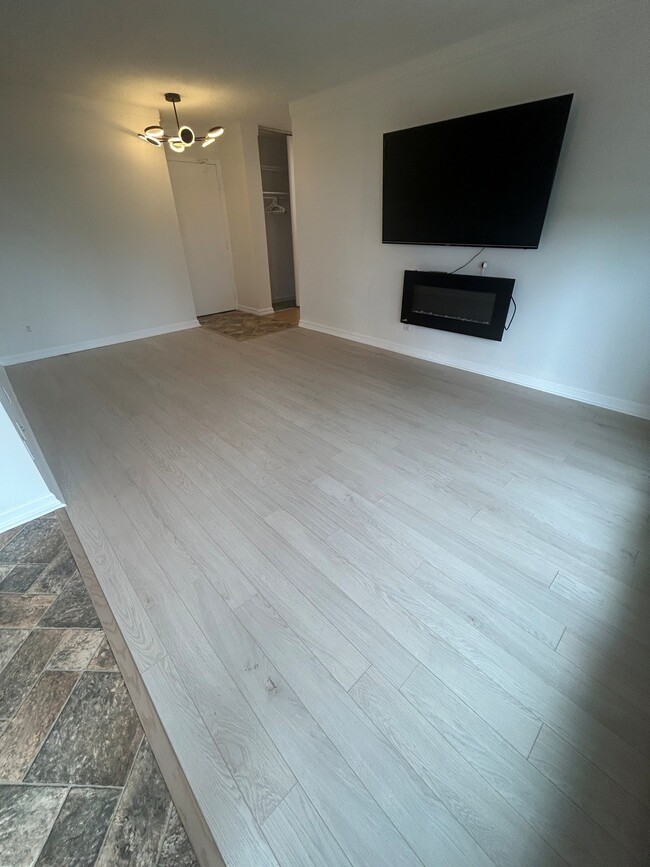 Photo - PRICE REDUCED FOR NEWLY RENOVATED 2 BD BEHIND WHITEOAKS MALL! Unité 601
