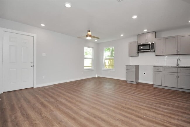 Photo - 7413 Shotwell St