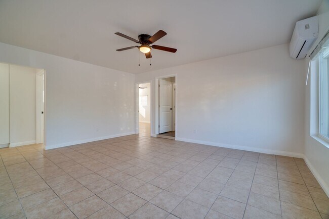 Photo - Coleen Ct - Gorgeous, Newly Remodeled 4 Be... Apartamento Unidad 1022