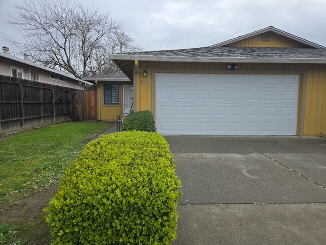Updated 2 Bedroom Duplex in Court - Updated 2 Bedroom Duplex in Court House