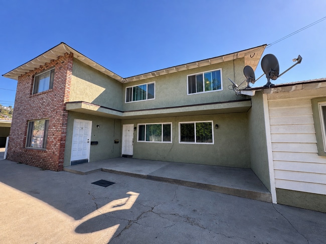 Building Photo - 211 E Santa Paula St