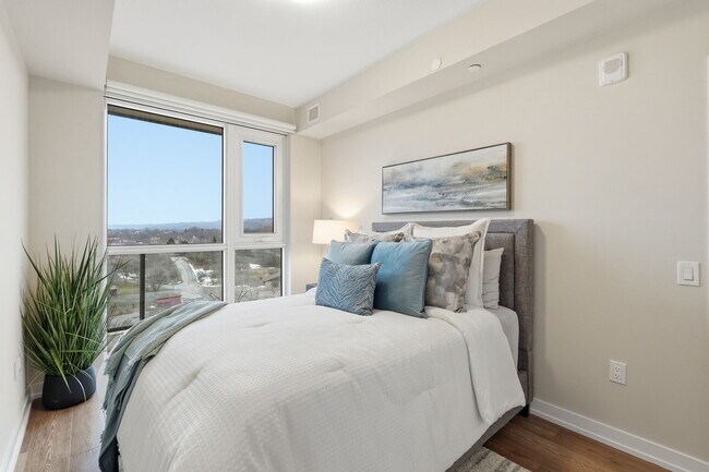 Photo - 870 Queenston Rd