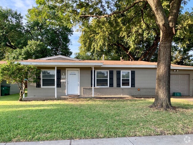 Building Photo - 5853 Holloway St Rental