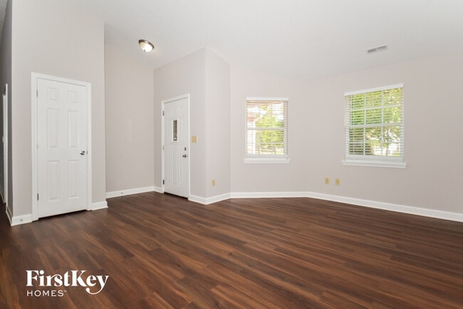 Photo - 1050 Oak Leaf Rd