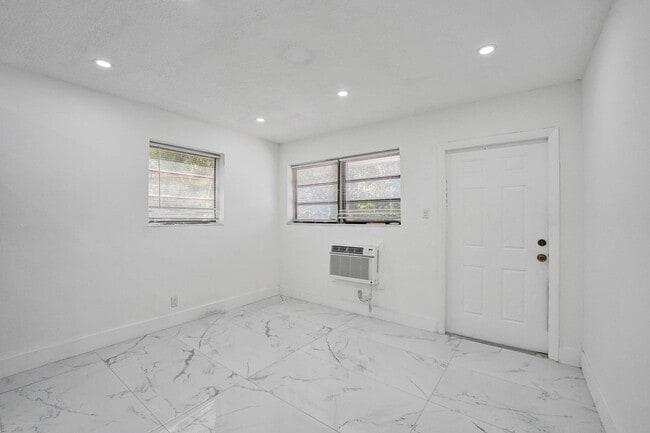 Photo - DANIA POINTE APTS