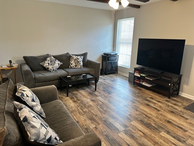 Fully furnished living room - 111 Fornum Dr Casa
