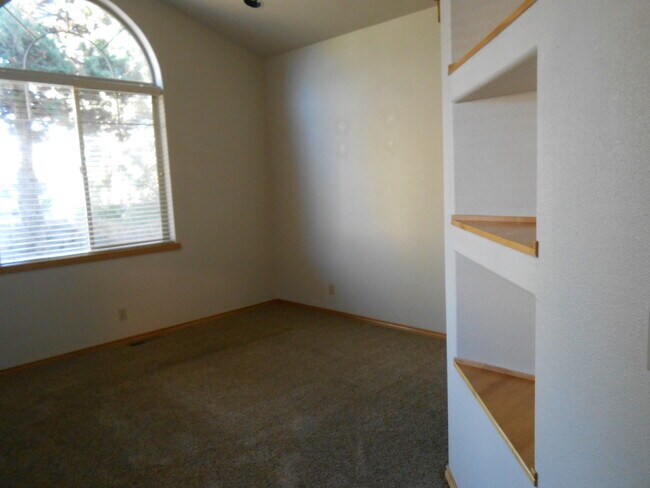 Photo - 1021 SW Crosscut Ct