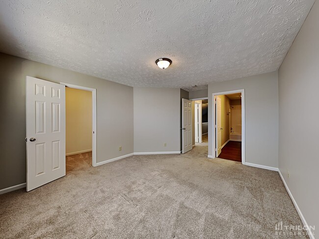 Photo - 4452 Redcliff N Ln