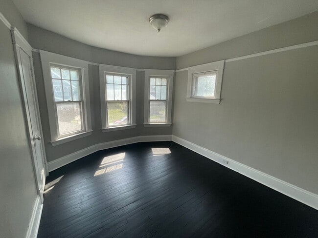 Photo - SECTION 8 AND EDEN ACCEPTED!! Stunning 4-B...