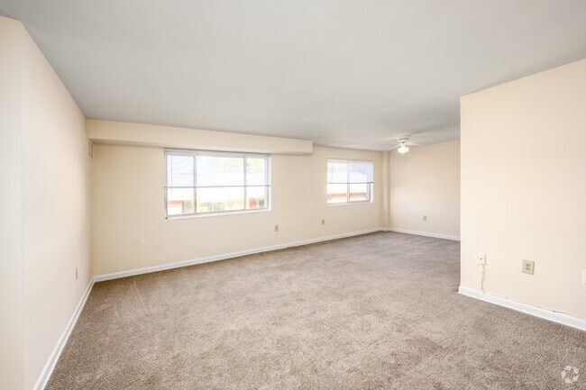 1BR, 1BA - 672SF - Living Room