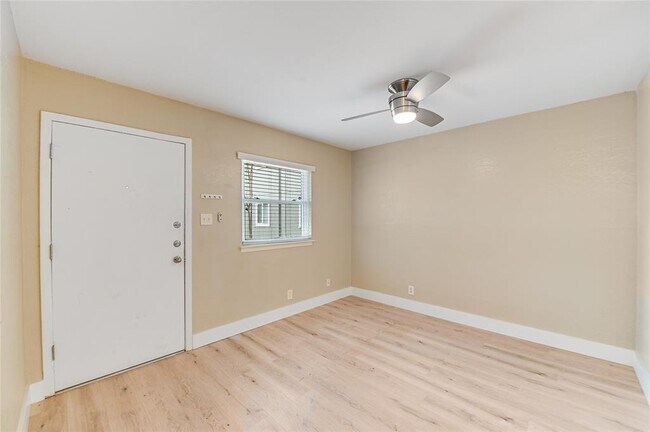 Photo - 2401 Manor Rd Unit 131