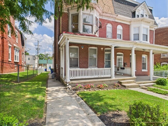 Building Photo - 611 N George St Unit 611 N. George St. #2 Rental