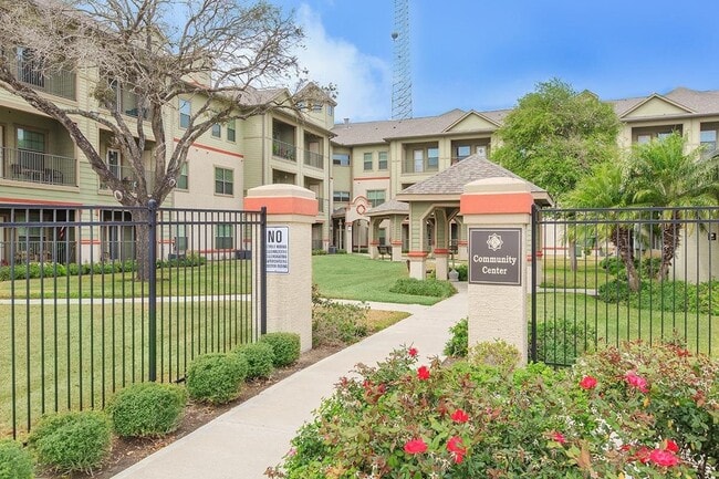 Photo - 200 W Yoakum Ave
