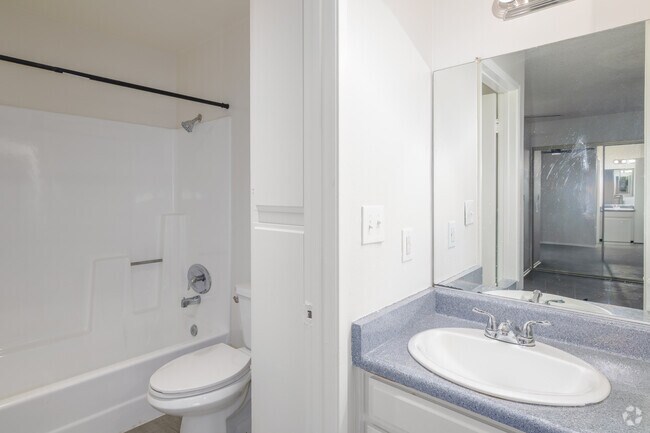 1BR, 1BA - 520SF - Bathroom