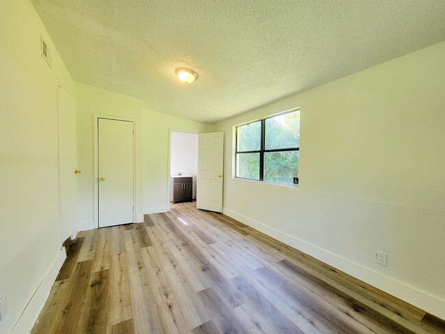 Photo - 906 N Veterans Dr
