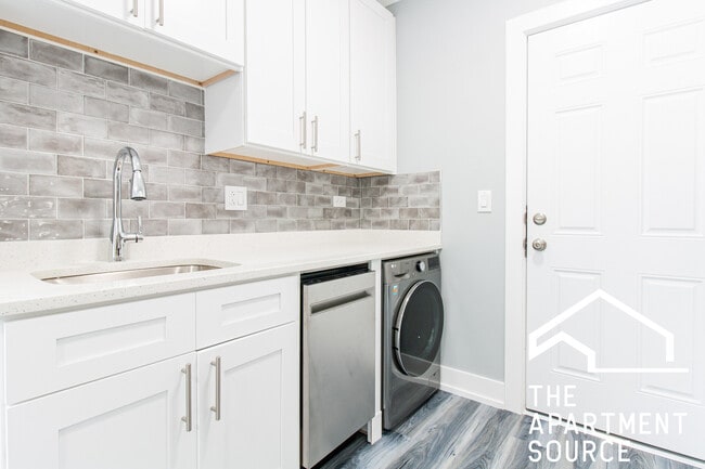 Building Photo - 3824 N Greenview Ave Unit 2W Rental