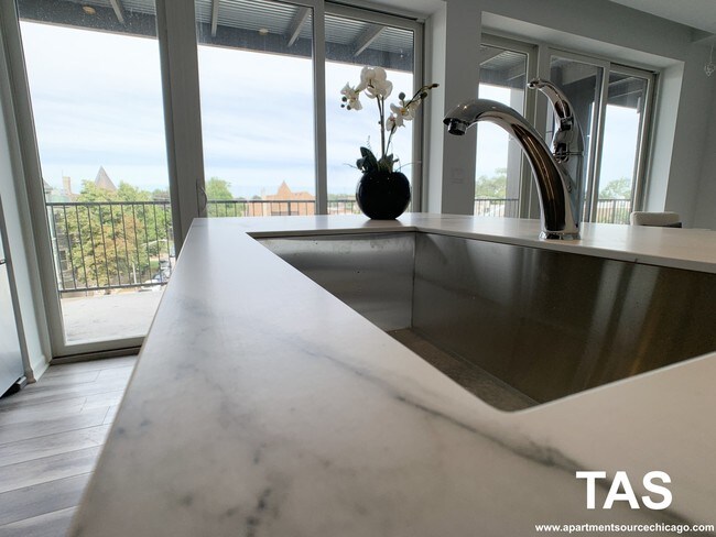 Photo - 2533 W Fullerton Ave Unit 5