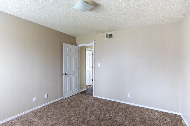 2BR, 1BA - 755SF