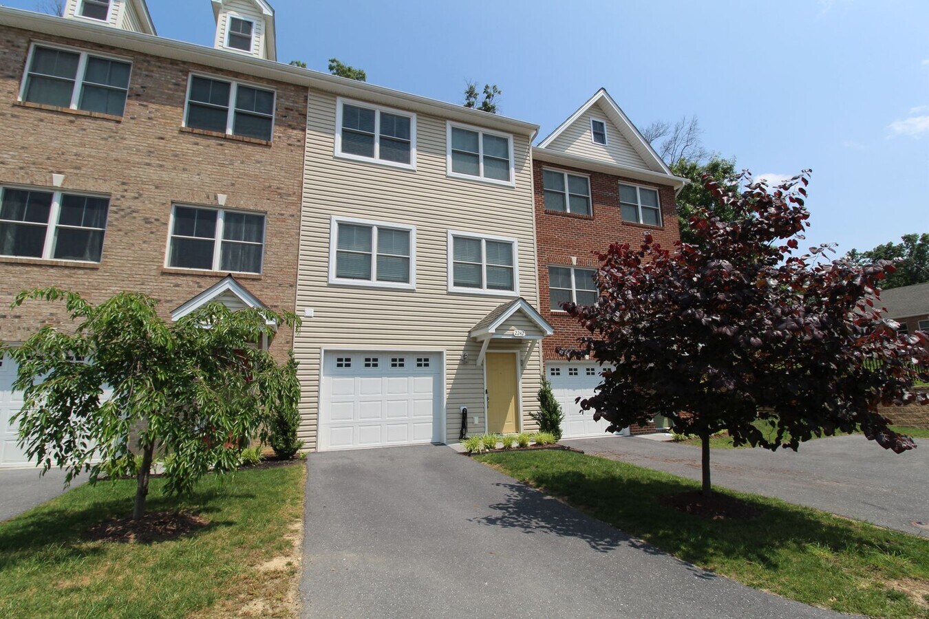 Spacious 3–4 Bedroom Townhome in Prime Loc... - Spacious 3–4 Bedroom Townhome in Prime Loc...