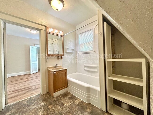 Photo - 2550 Crozier Ave