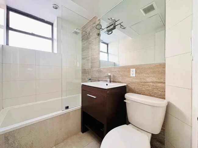 Photo - HDTV Room, Laundry, AC, 26 mins to Manhattan #510 Unidad 2R