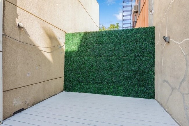 Building Photo - 367 1st St Unit 2