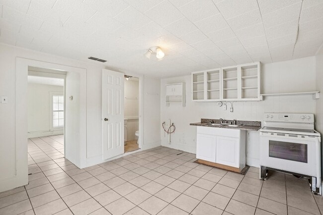 Building Photo - 302 S Wood St Unit 2
