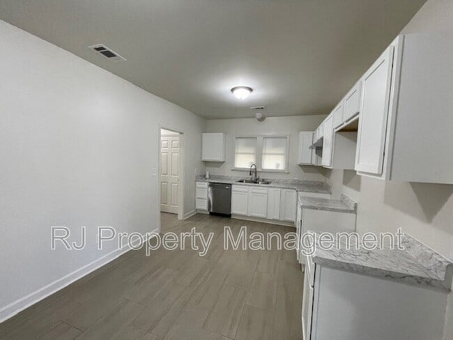 Photo - 929 Birch St