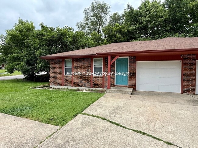 Building Photo - Beautiful 2 Bedroom Duplex - Fresh & Clean!
