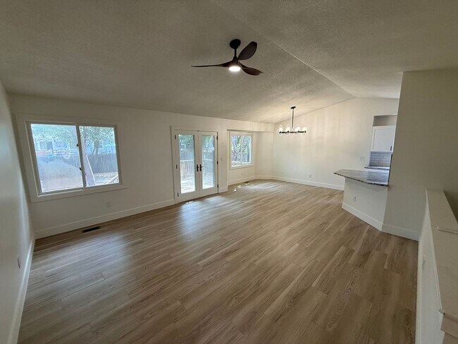 2101 N Parkridge Ct