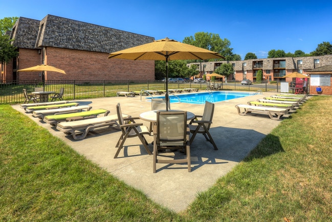 Pool Area - Kimbrook Manor Apartments