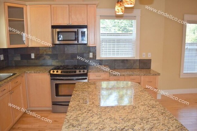 Beautiful and Spacious 3 Bedrooms, 2.5 Bathrooms in Raleigh Hills!