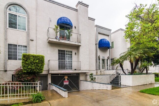 Building Photo - PRIME LOCATION FOR 2 BEDROOM/2.5 BATHROOM ... Rental