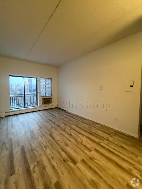 Building Photo - 1 bedroom in Astoria NY 11106 Unit 10A Rental