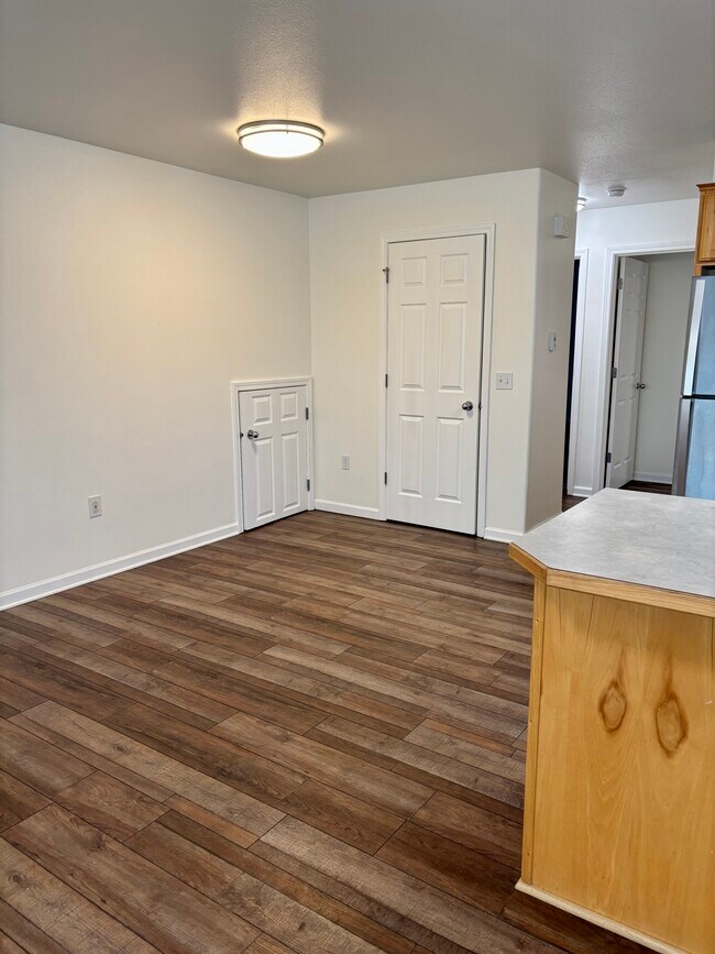 Dining area & pantry - 4865 W Reliance Rd Unit 2