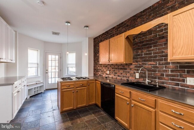 Building Photo - 4435 Sansom St Unit 2 Rental