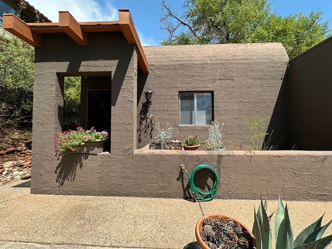 Building Photo - APARTMENT - UPTOWN SEDONA Unit 3