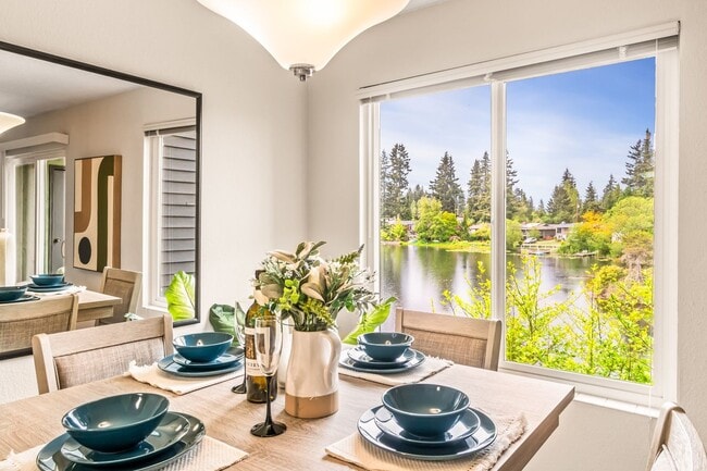 Building Photo - 2 Bedroom 1 Bathroom Lakeside Unit!