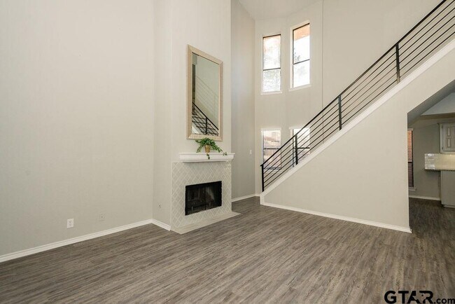 Photo - 5911 Hollytree Dr