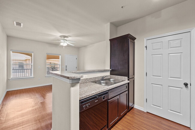 Photo - Las Torres Apartments