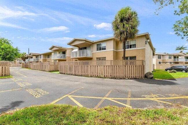 Building Photo - 4140 NW 79th Ave Unit 2B
