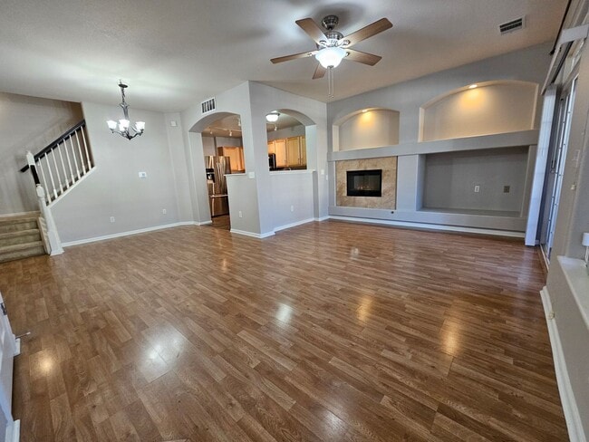 Building Photo - Beautiful Townhome - Great Location - Gara...